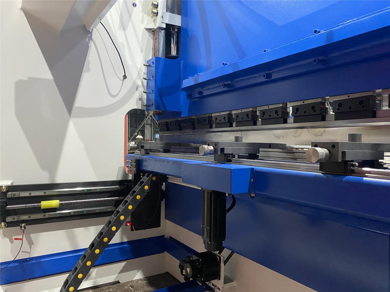 160t-4000 4-axis Cnc Hydraulic Bending Machine Press Brake 160t-4000 4 Eksenli Cnc Hidrolik Bükme Makinası Abkant Pres