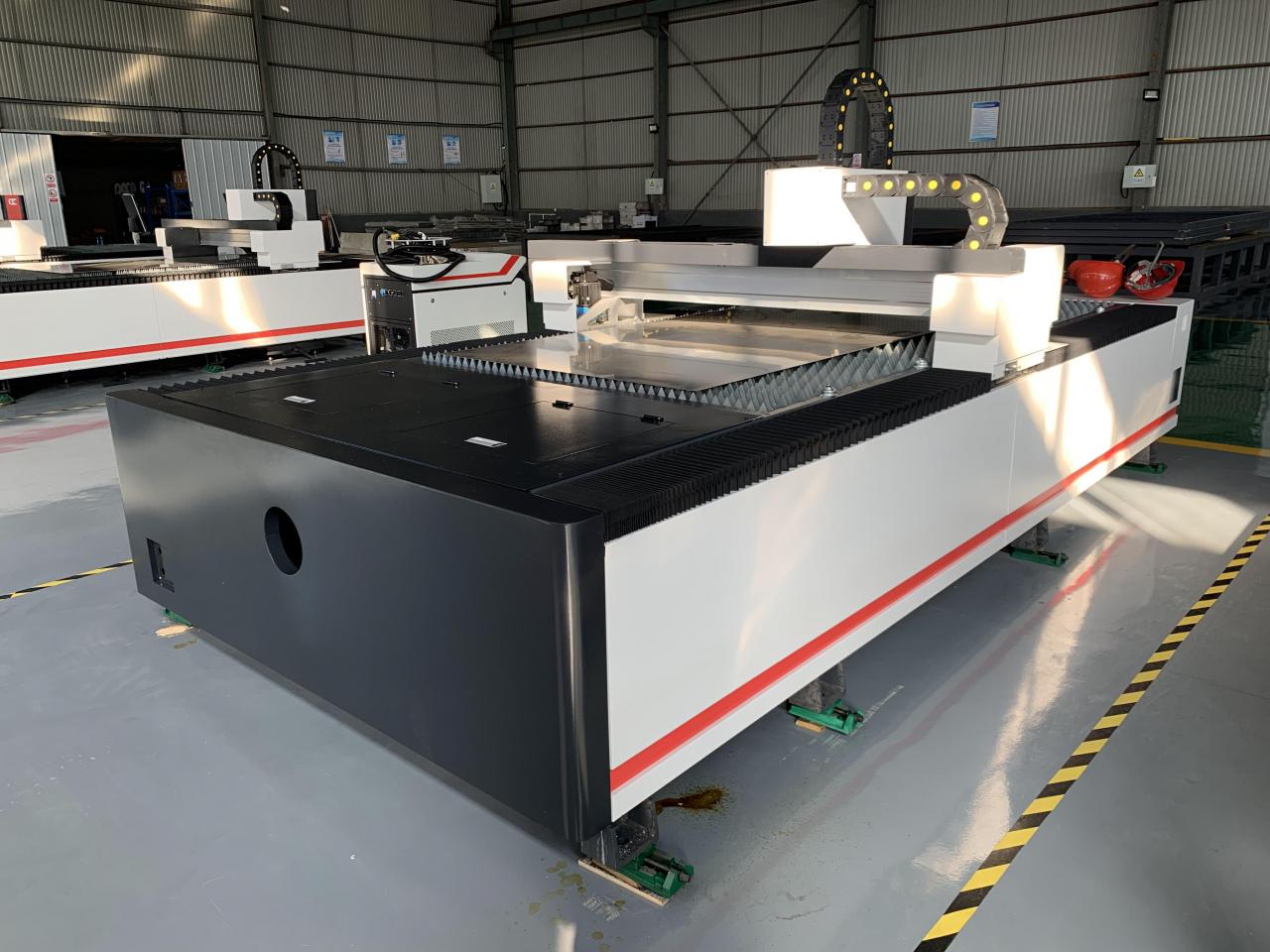 1kw 1.5kw 2kw Fiber Laser Cutting Machine For Metal Sheet Cutting 3000x1500mm Sac Kesme 3000x1500mm için 1kw 1.5kw 2kw Fiber Lazer Kesim Makinesi