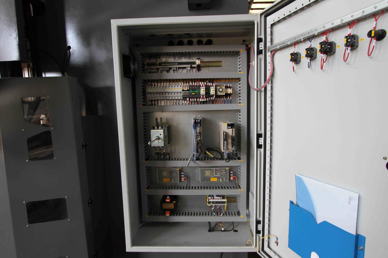 200t 300t Standart Endüstriyel Abkant Pres Cnc Hidrolik Abkant Pres Makinası