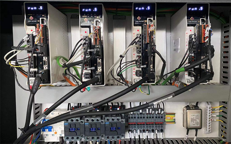 3015 Fiber Laser Cutting Machine For High-Speed Cutting Of 1-6mm Metal Materials 1-6mm Metal Malzemelerin Yüksek Hızlı Kesimi için 3015 Fiber Lazer Kesim Makinesi