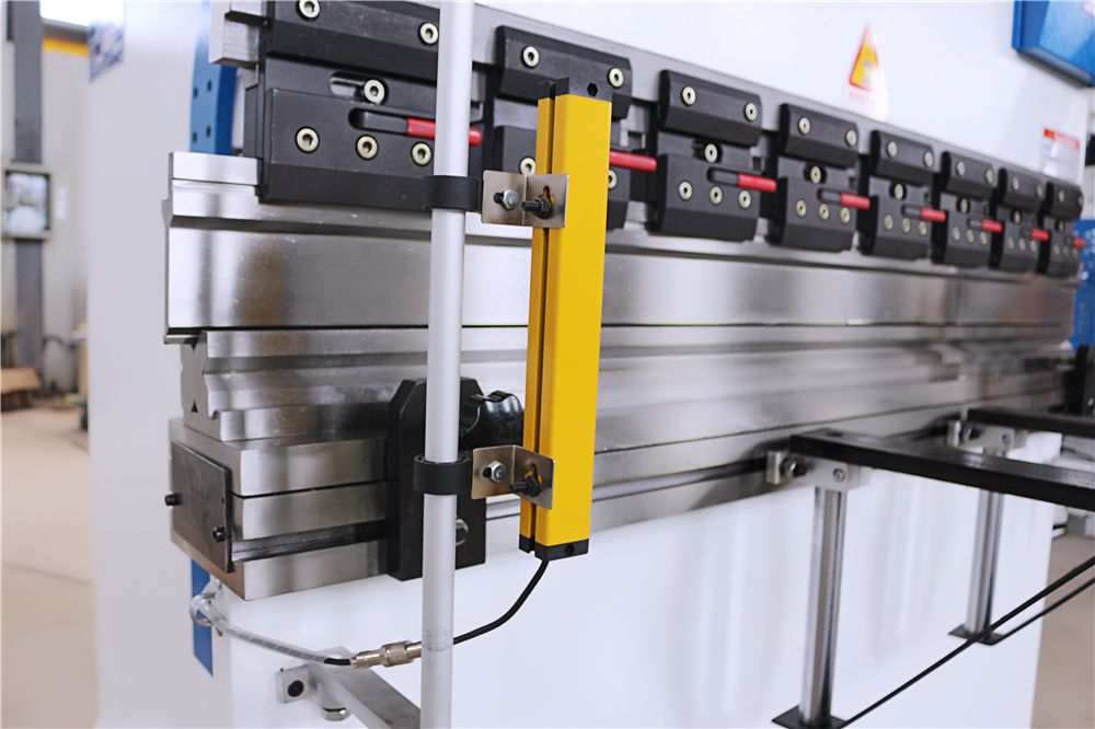 3+1 Axis Cnc Hydraulic Press Brake With Esa System 3+1 Eksen Cnc Hidrolik Abkant Esa Sistemli