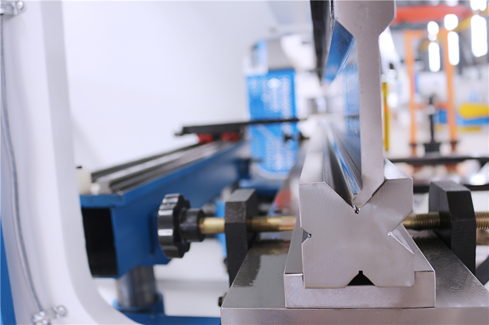 3+1 Axis Cnc Hydraulic Press Brake With Esa System 3+1 Eksen Cnc Hidrolik Abkant Esa Sistemli