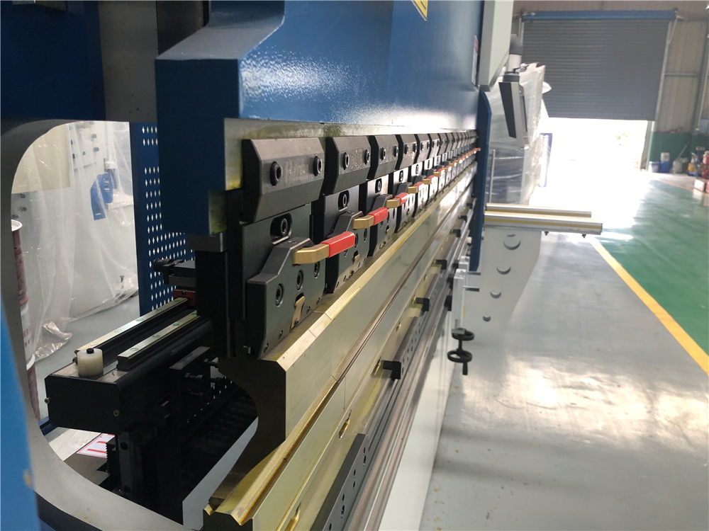 3+1 Axis Cnc Hydraulic Press Brake With Esa System 3+1 Eksen Cnc Hidrolik Abkant Esa Sistemli