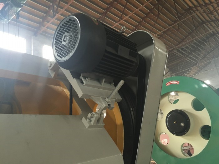 400 Ton Small Pneumatic Power Punch Press Mechanical Eccentric Punching Machine 400 Tonluk Küçük Pnömatik Güç Punch Pres Mekanik Eksantrik Delme Makinesi