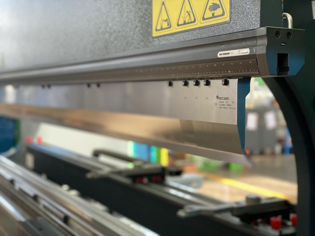 China 220t Cnc Bending Machine 6+1 Axis Hydraulic Press Brake Price Çin 220t Cnc Bükme Makinesi 6+1 Eksen Hidrolik Abkant Pres Fiyatı