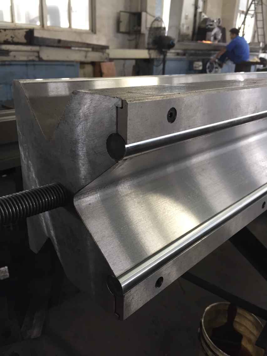 Full Automatic High Power Sheet Bending Machine And Cnc Press Brake Machine Tam Otomatik Yüksek Güçlü Sac Bükme Makinası ve Cnc Abkant Pres Makinası