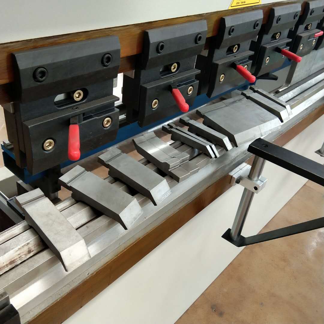 130t/3200mm 4+1 Eksenli Hidrolik Abkant Pres Delem Da53t Cnc Abkant Pres