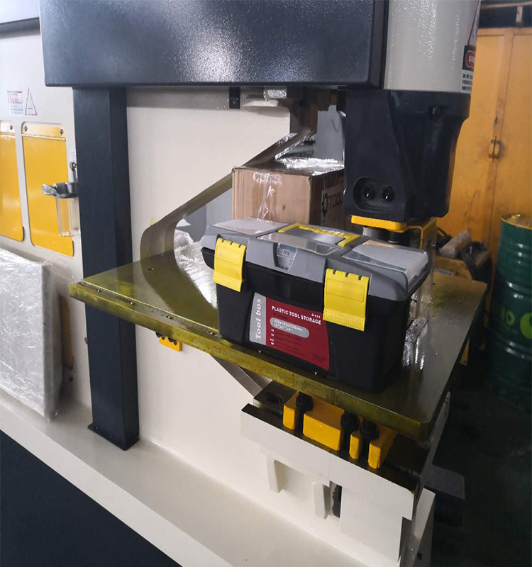 Metal Cutting Hydraulic Steelworkers Machine For Punching Cropping Notching Cutting Delme için Metal Kesme Hidrolik Çelik İşçileri Makinesi Kırpma Çentik Kesme