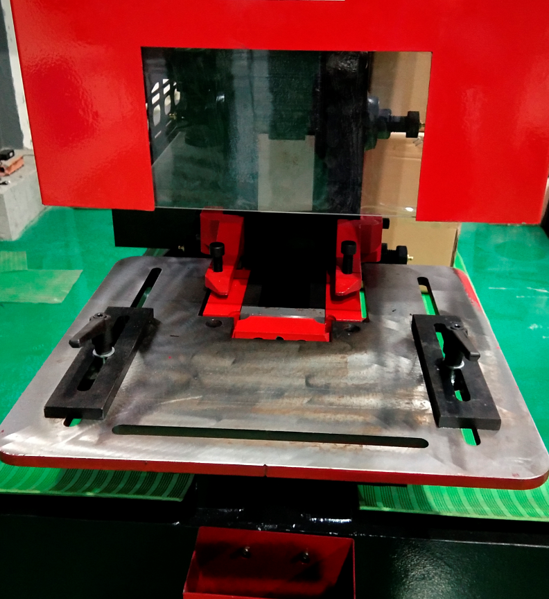 Q35y Series Hydraulic Ironworker Shearing And Punching Machine Q35y Serisi Hidrolik Demirci Kesme ve Delme Makinesi