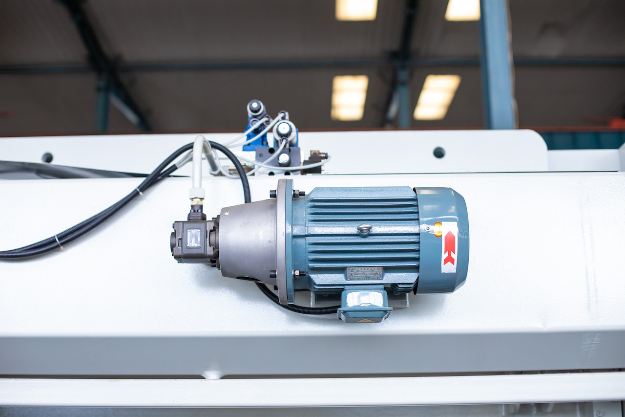 Qc11y 8x3200 Sheet Metal Shearing Machine Steel Plate Hydraulic Shearing Machine Qc11y 8x3200 Sac Kesme Makinesi Çelik Levha Hidrolik Kesme Makinesi