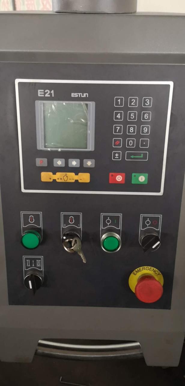 Qc12y 6x3200 Hidrolik Plakalı Sürgülü Masa Testere Giyotin Makas Kesme Makinası